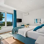 Lea With 4 Bedrooms, 40sqm Pool, Hot-tub, 2km From Villa Kaštel Novi