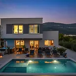 Lea With 4 Bedrooms, 40sqm Pool, Hot-tub, 2km From *