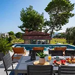 Lea With 4 Bedrooms, 40sqm Pool, Hot-tub, 2km From Villa