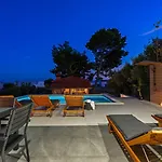 Lea With 4 Bedrooms, 40sqm Pool, Hot-tub, 2km From Villa *