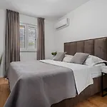 Lea With 4 Bedrooms, 40sqm Pool, Hot-tub, 2km From Villa