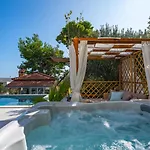 Lea With 4 Bedrooms, 40sqm Pool, Hot-tub, 2km From Villa *