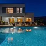 Villa Lea With 4 Bedrooms, 40sqm Pool, Hot-tub, 2km From Kaštel Novi