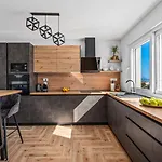 Lea With 4 Bedrooms, 40sqm Pool, Hot-tub, 2km From *