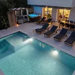 Lea With 4 Bedrooms, 40sqm Pool, Hot-tub, 2km From * Kaštel Novi