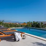 Lea With 4 Bedrooms, 40sqm Pool, Hot-tub, 2km From Villa Kaštel Novi