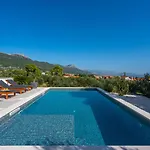 Lea With 4 Bedrooms, 40sqm Pool, Hot-tub, 2km From