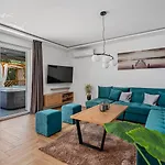 Lea With 4 Bedrooms, 40sqm Pool, Hot-tub, 2km From Villa