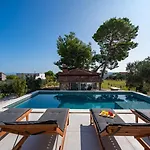 Lea With 4 Bedrooms, 40sqm Pool, Hot-tub, 2km From Villa *