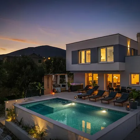 Lea With 4 Bedrooms, 40sqm Pool, Hot-tub, 2km From Villa