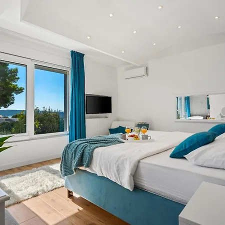 Lea With 4 Bedrooms, 40sqm Pool, Hot-tub, 2km From Villa Kaštel Novi