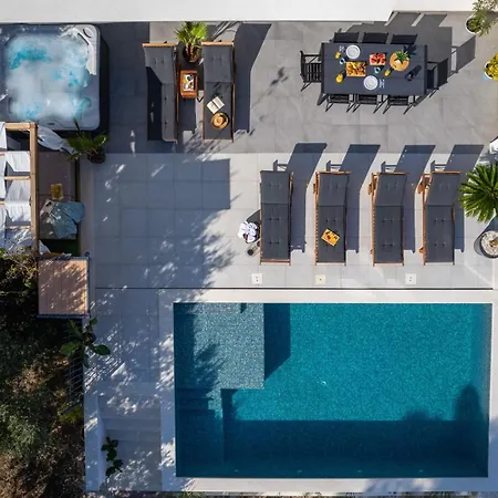 Lea With 4 Bedrooms, 40sqm Pool, Hot-tub, 2km From