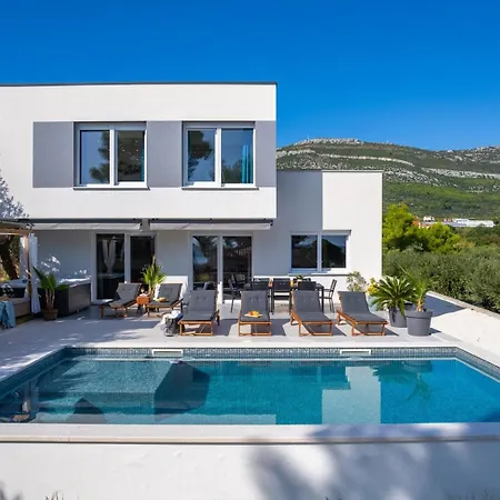 Lea With 4 Bedrooms, 40sqm Pool, Hot-tub, 2km From Villa *