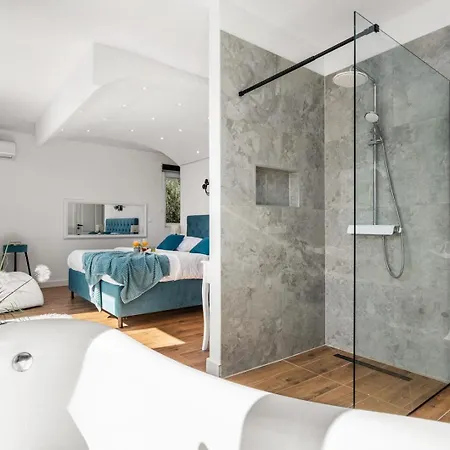 Lea With 4 Bedrooms, 40sqm Pool, Hot-tub, 2km From Villa Kaštel Novi
