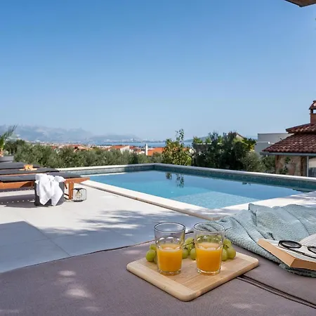 Villa Lea With 4 Bedrooms, 40sqm Pool, Hot-tub, 2km From Kaštel Novi