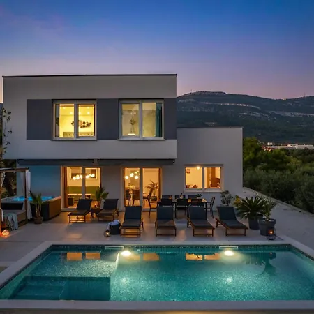 Lea With 4 Bedrooms, 40sqm Pool, Hot-tub, 2km From *