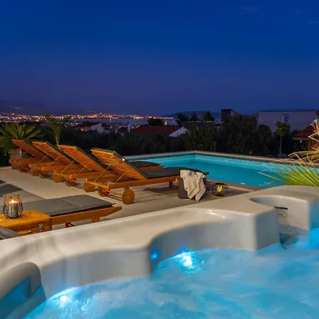 Lea With 4 Bedrooms, 40sqm Pool, Hot-tub, 2km From Kaštel Novi