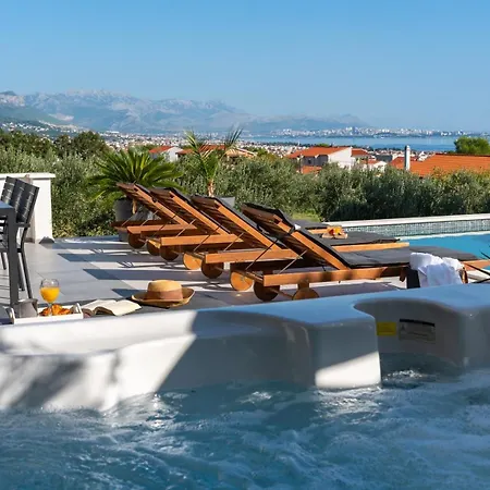 Lea With 4 Bedrooms, 40sqm Pool, Hot-tub, 2km From * Kaštel Novi