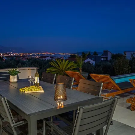 Lea With 4 Bedrooms, 40sqm Pool, Hot-tub, 2km From