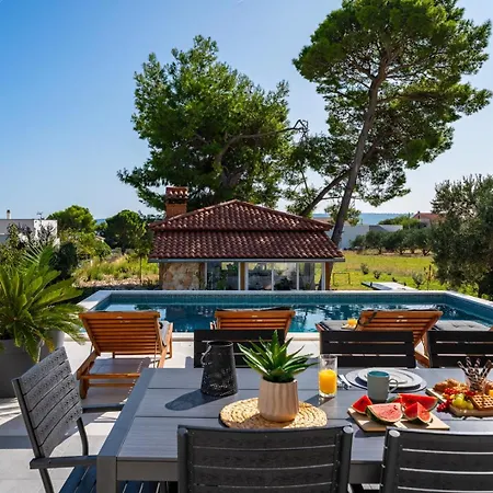 Lea With 4 Bedrooms, 40sqm Pool, Hot-tub, 2km From Villa