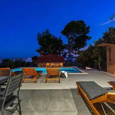 Lea With 4 Bedrooms, 40sqm Pool, Hot-tub, 2km From Villa *