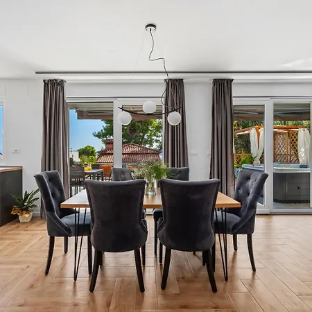 Lea With 4 Bedrooms, 40sqm Pool, Hot-tub, 2km From * Kaštel Novi