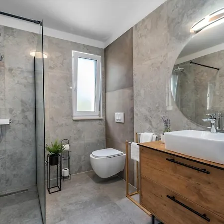 Lea With 4 Bedrooms, 40sqm Pool, Hot-tub, 2km From