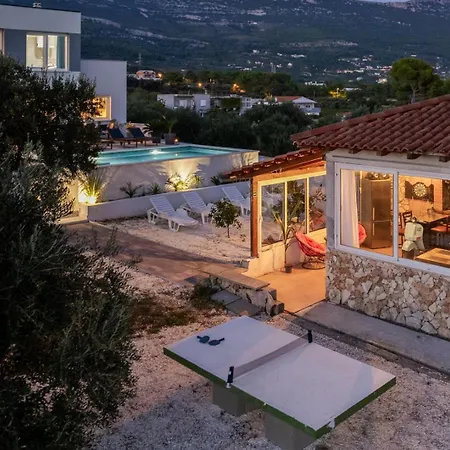 Villa Lea With 4 Bedrooms, 40sqm Pool, Hot-tub, 2km From