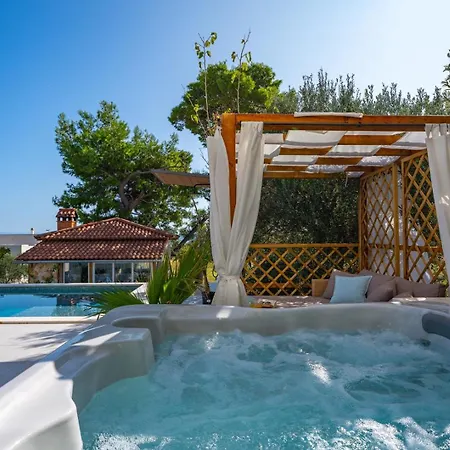Lea With 4 Bedrooms, 40sqm Pool, Hot-tub, 2km From Villa *