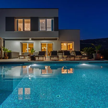 Villa Lea With 4 Bedrooms, 40sqm Pool, Hot-tub, 2km From Kaštel Novi