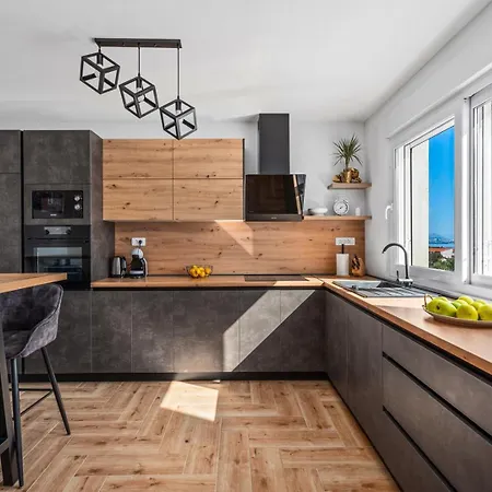 Lea With 4 Bedrooms, 40sqm Pool, Hot-tub, 2km From *