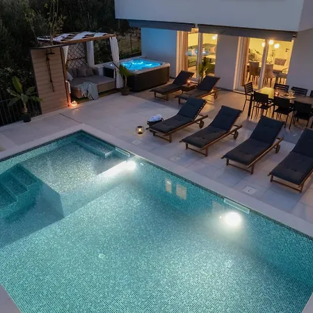 Lea With 4 Bedrooms, 40sqm Pool, Hot-tub, 2km From * Kaštel Novi