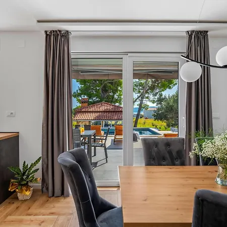 Lea With 4 Bedrooms, 40sqm Pool, Hot-tub, 2km From Villa