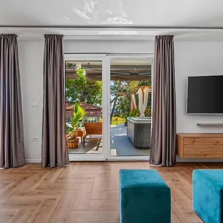 Lea With 4 Bedrooms, 40sqm Pool, Hot-tub, 2km From Villa *