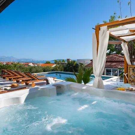 Villa Lea With 4 Bedrooms, 40sqm Pool, Hot-tub, 2km From Kaštel Novi