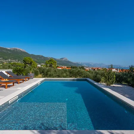 Lea With 4 Bedrooms, 40sqm Pool, Hot-tub, 2km From