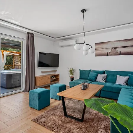 Lea With 4 Bedrooms, 40sqm Pool, Hot-tub, 2km From Villa