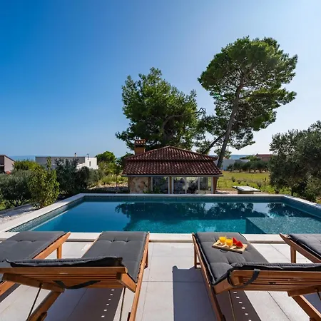 Lea With 4 Bedrooms, 40sqm Pool, Hot-tub, 2km From Villa *