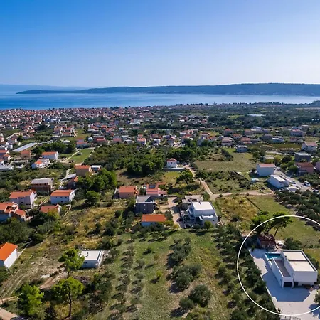 Lea With 4 Bedrooms, 40sqm Pool, Hot-tub, 2km From Villa Kaštel Novi
