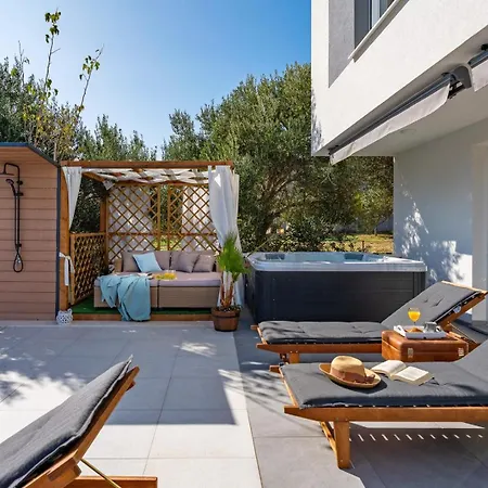 Lea With 4 Bedrooms, 40sqm Pool, Hot-tub, 2km From * Kaštel Novi