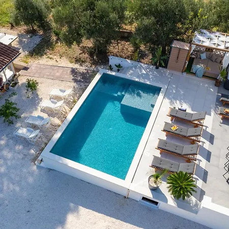 Villa Lea With 4 Bedrooms, 40sqm Pool, Hot-tub, 2km From